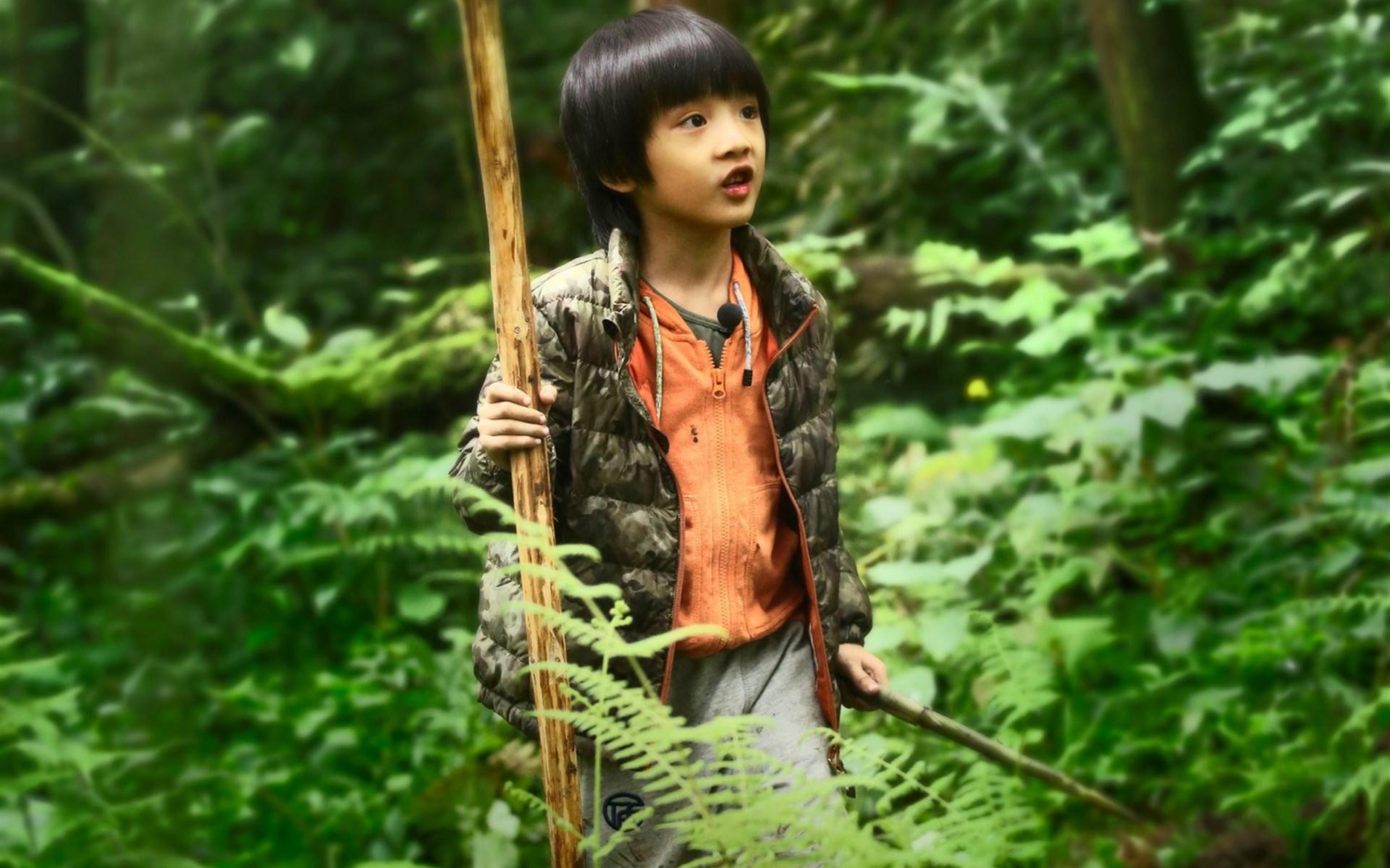 7年過去，“富養”的費曼和“窮養”的天天，如今2人差距真的大