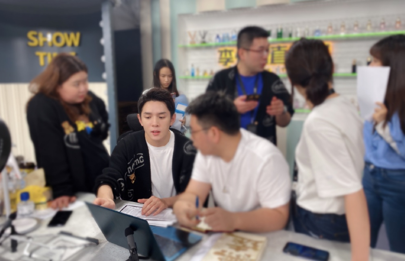 李佳琦薇娅一晚收入6到8亿，普通人还有希望吗？