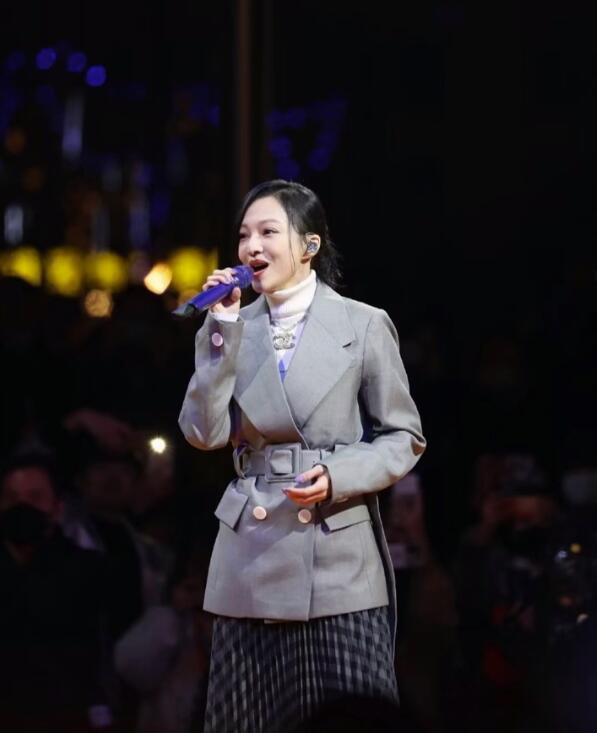 張韶涵露天商演致交通癱瘓，歌唱一半被強行拉走，向觀眾鞠躬道歉