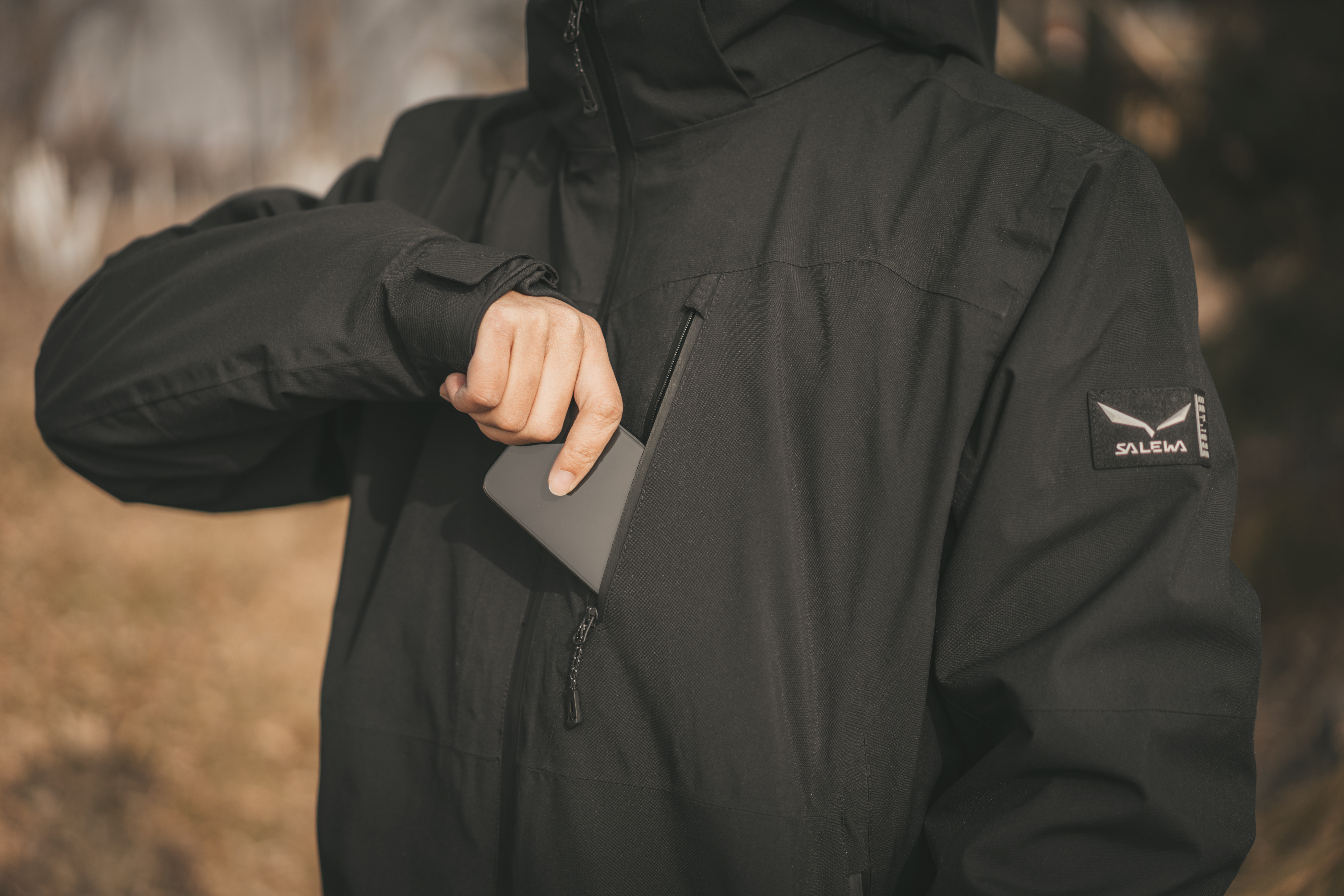 户外摄影师的保暖拍档——沙乐华冲锋衣