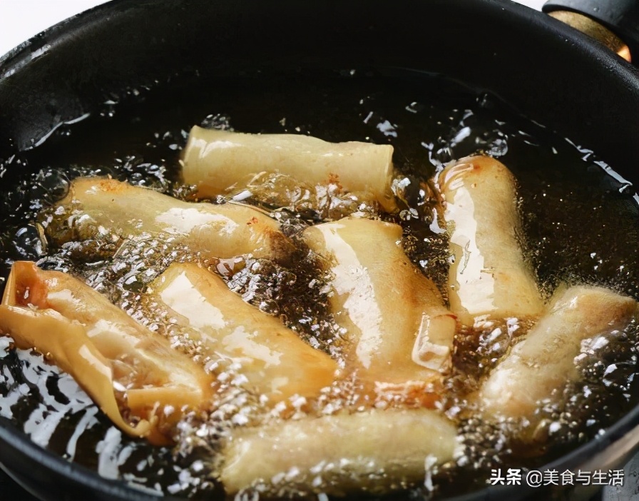 教你在家做春捲，從攤餅皮到成品，步驟簡單詳細，宴客上桌真不錯