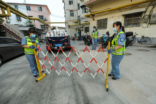 济南有个“女子清疏班”，掀井盖、扛百余斤重的抽粪管道、清理化粪池都能从容驾驭