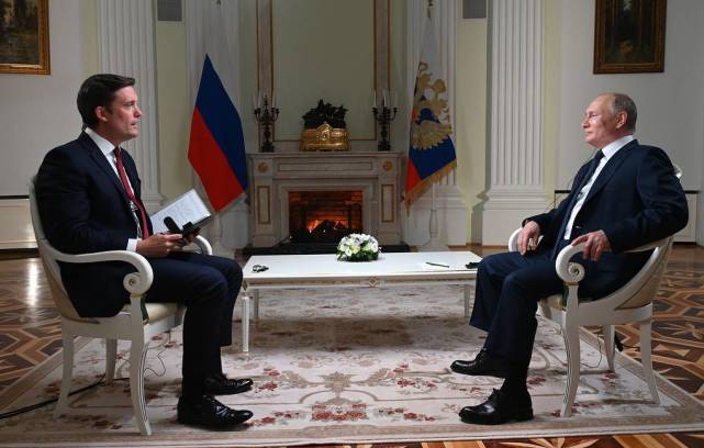 俄罗斯要提防中国？美记者疯狂“挖坑”挑拨，普京这波回应绝了