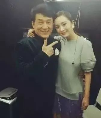 杨幂早年和成龙电动车广告被扒了，没任何特效下，这颜值我跪了