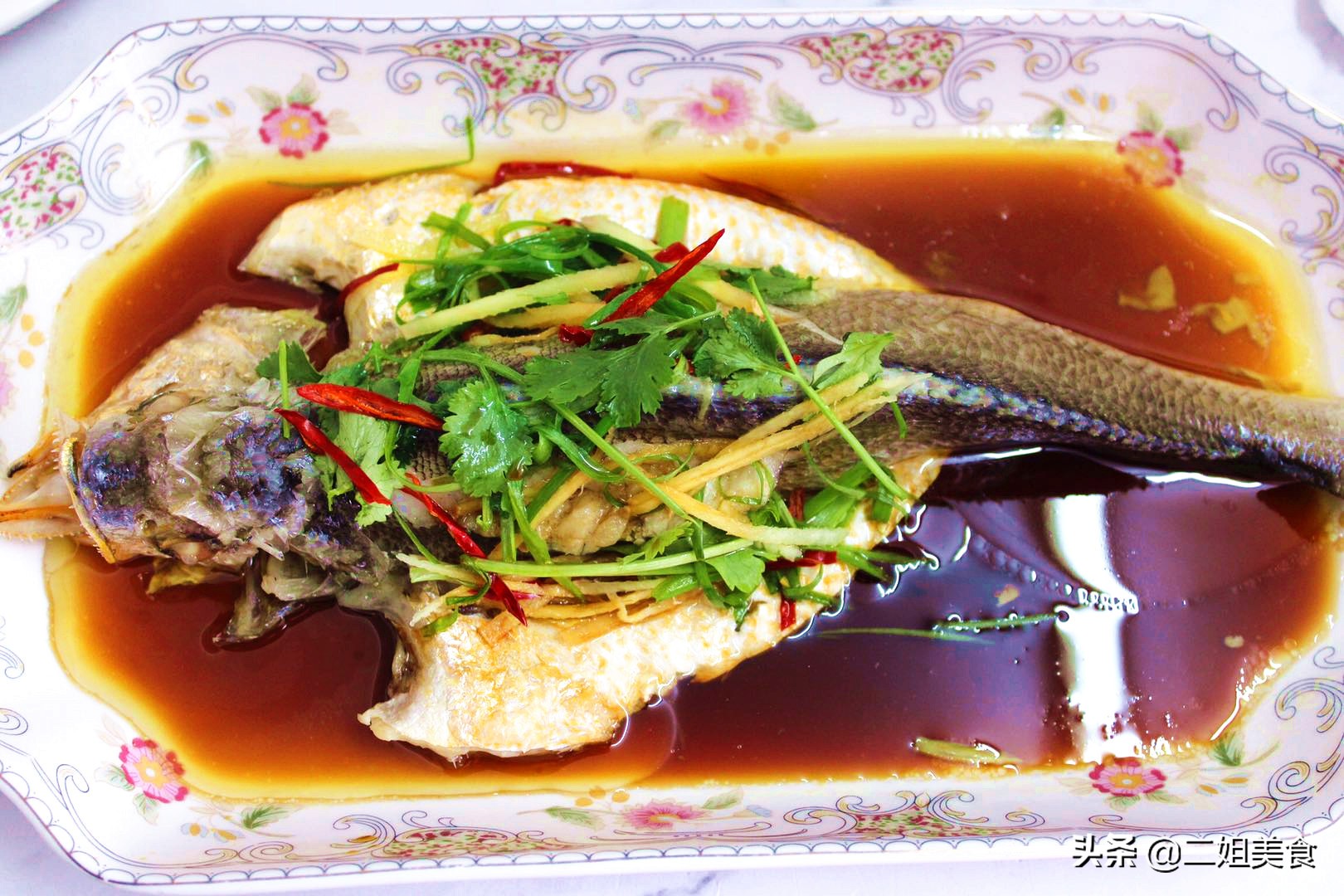 做清蒸魚時，牢記別放鹽和料酒，教您3個技巧，魚肉不腥也不柴