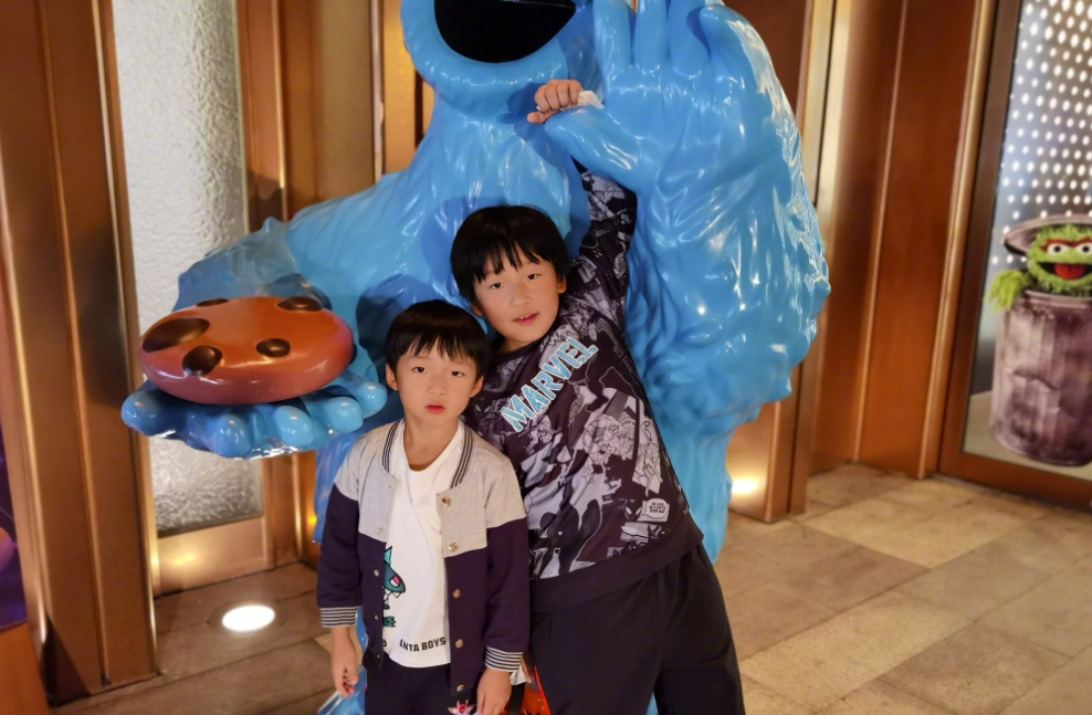 有种开脱式长大叫邹市明儿子，儿时呆萌可爱，