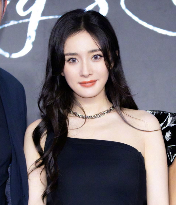 杨幂活动生图被扒，脸部岁月感明显，34岁还能卖少女感多久？