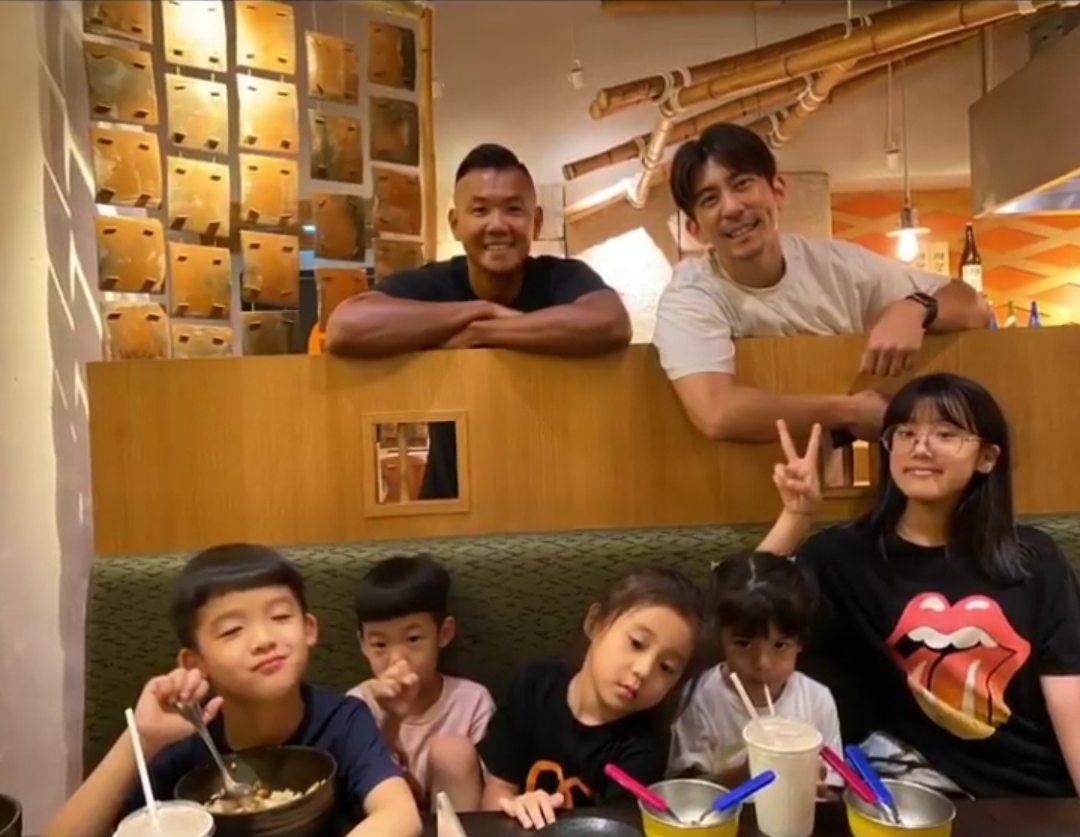 陈建州晒儿子和咘咘互喂零食超浪漫，修杰楷大方同意飞飞追咘咘