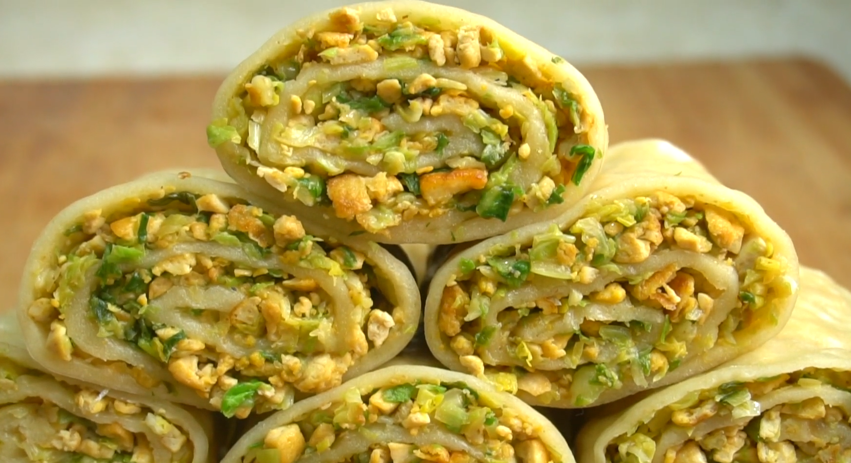 白菜這樣吃真過癮，不發麵不燙麵，一折一卷就搞定，比包子還好吃