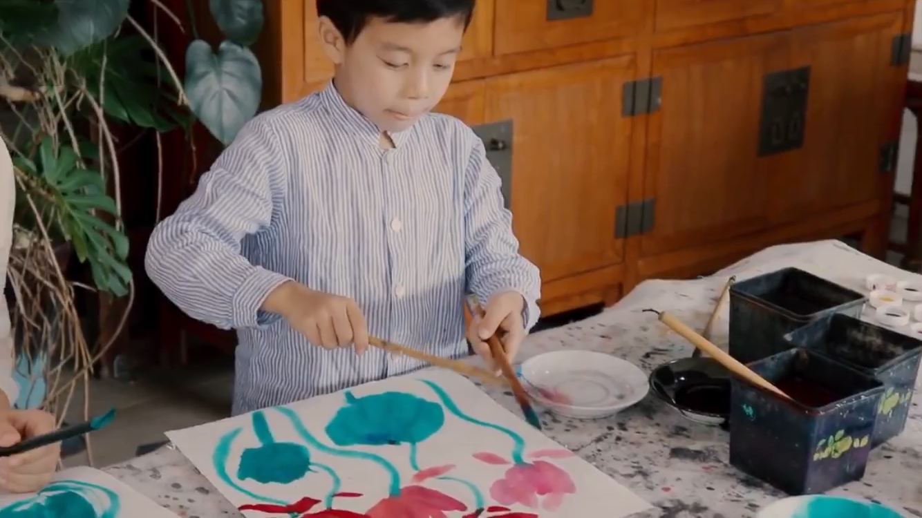 霍啟剛一家三口學畫畫，晶晶認真細緻顯氣質溫婉，霍中曦有模有樣