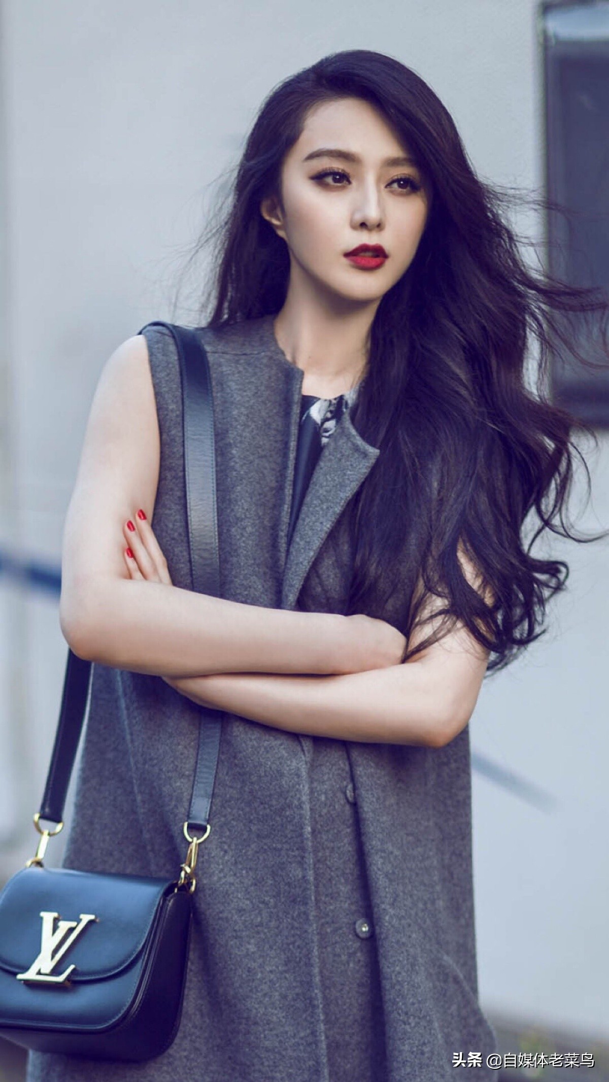 范冰冰宣告复出？首登内地杂志封面，黑长直发