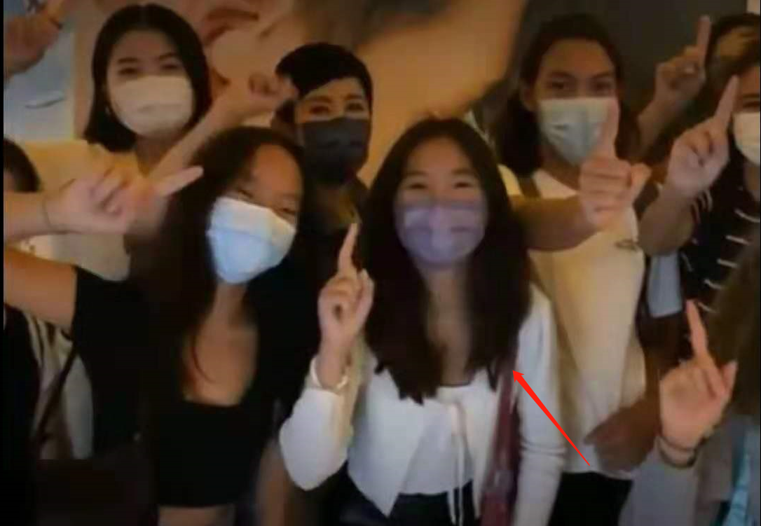 吴君如15岁女儿近照曝光！穿吊带皮裤身材丰腴，眼睛嘴巴超像爸
