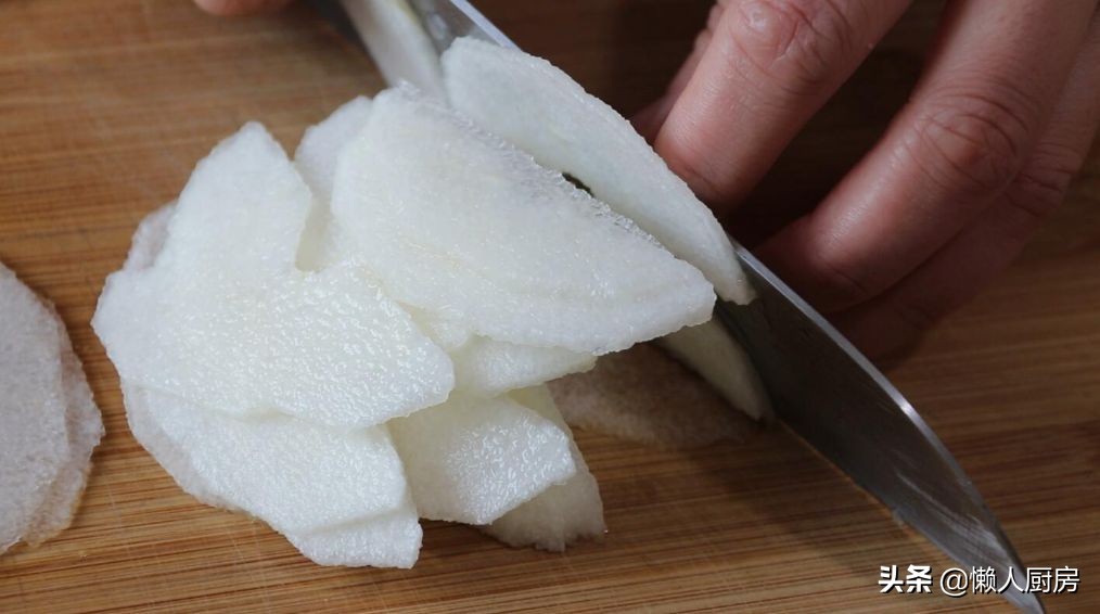 在飯店吃飯發現鹹蛋黃蒸肉餅，回家復刻了這道菜，沒想到很好吃