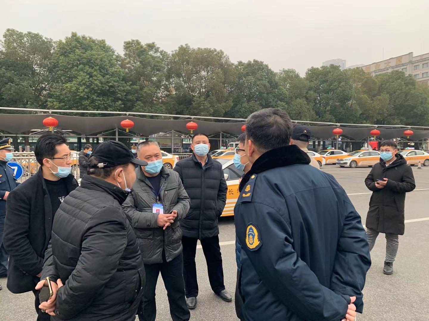 嚴查違規(guī)營運 武漢多部門聯(lián)合對出租車進行檢查