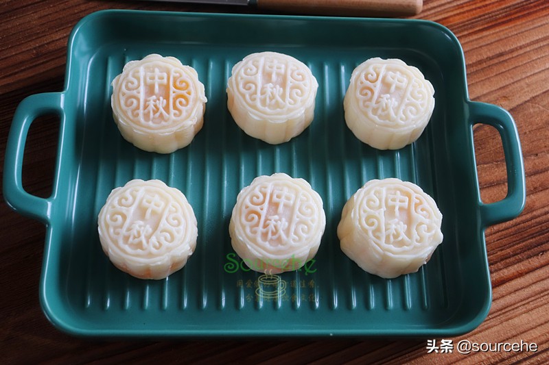 中秋月饼，不用烤箱就能做，冰爽软糯，甜而不腻，淡淡的凤梨清香