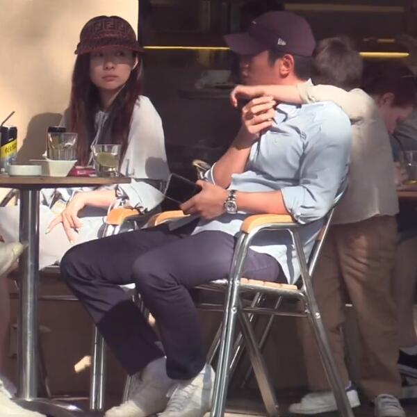 霍思燕夫妇穿情侣装约见好友，杜江化身“工具人”，嗯哼超粘爸爸