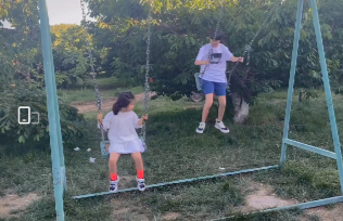 張亮二胎女兒長大了！ 5歲盡顯超模範，和天天合體拍雜誌氣場十足