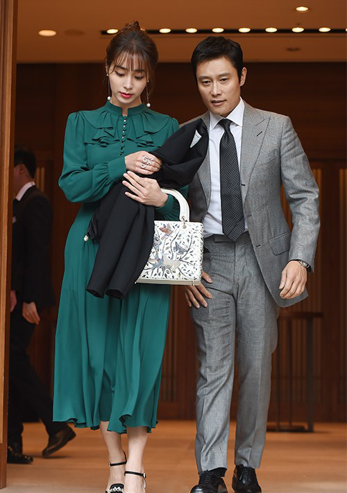 李贞贤大婚，李秉宪和李珉廷夫妻共同出席，衣品实力优雅
