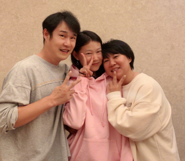 小沈阳一家三口罕现身！14岁女儿比妈妈还高，裤