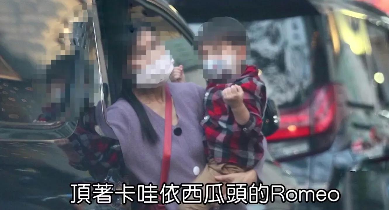 周杰倫一家四口出門吃甜品，一雙兒女正臉曝光，姐弟模樣很可愛