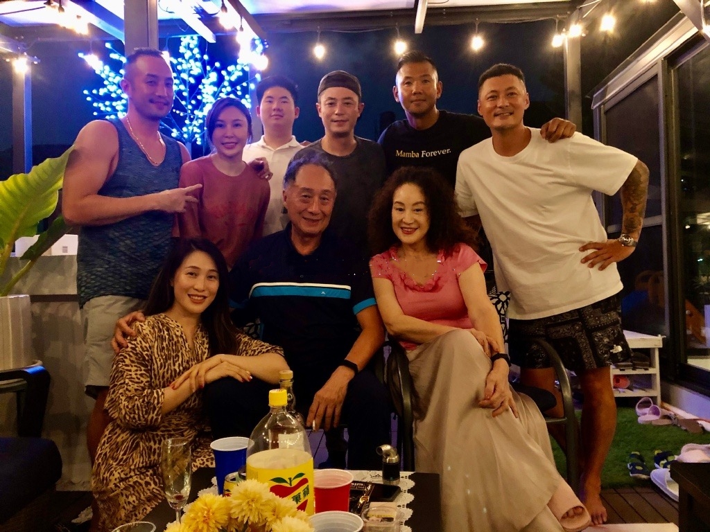 霍建华一家三口七夕聚会吃烤肉，小海豚正脸首曝光，长得像林心如