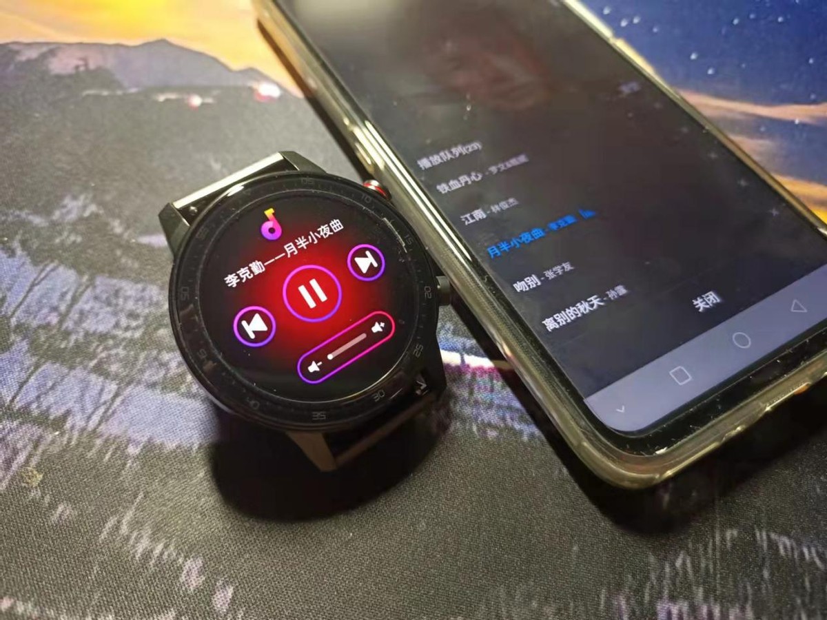 实力与颜值的担当，舒适运动无感佩戴，红魔手表精钢版轻奢体验
