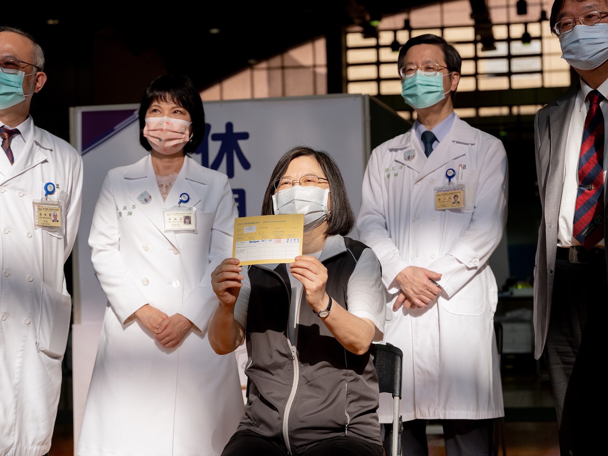 台媒：蔡英文秀打台灣自產疫苗，比OK手勢稱“沒什麼感覺耶”