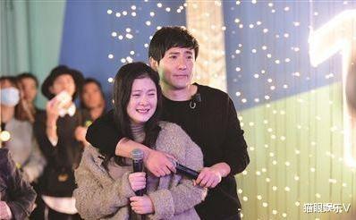 沈騰攜妻子聚餐，37歲妻子王琦身材臃腫小腹微凸，被質疑懷二胎？