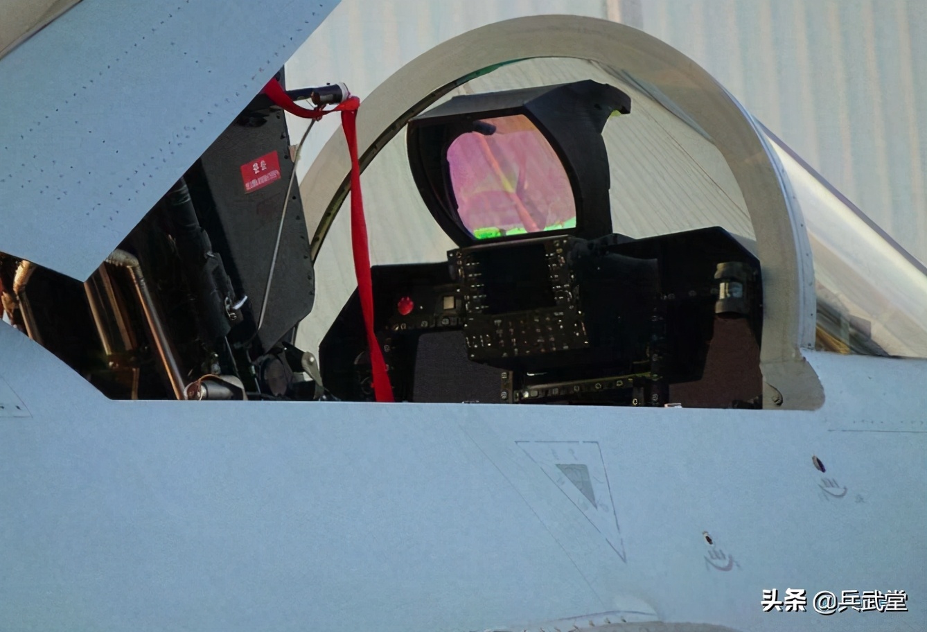 歼20头盔出现仪表盘，在护目镜上不断跳动，头显
