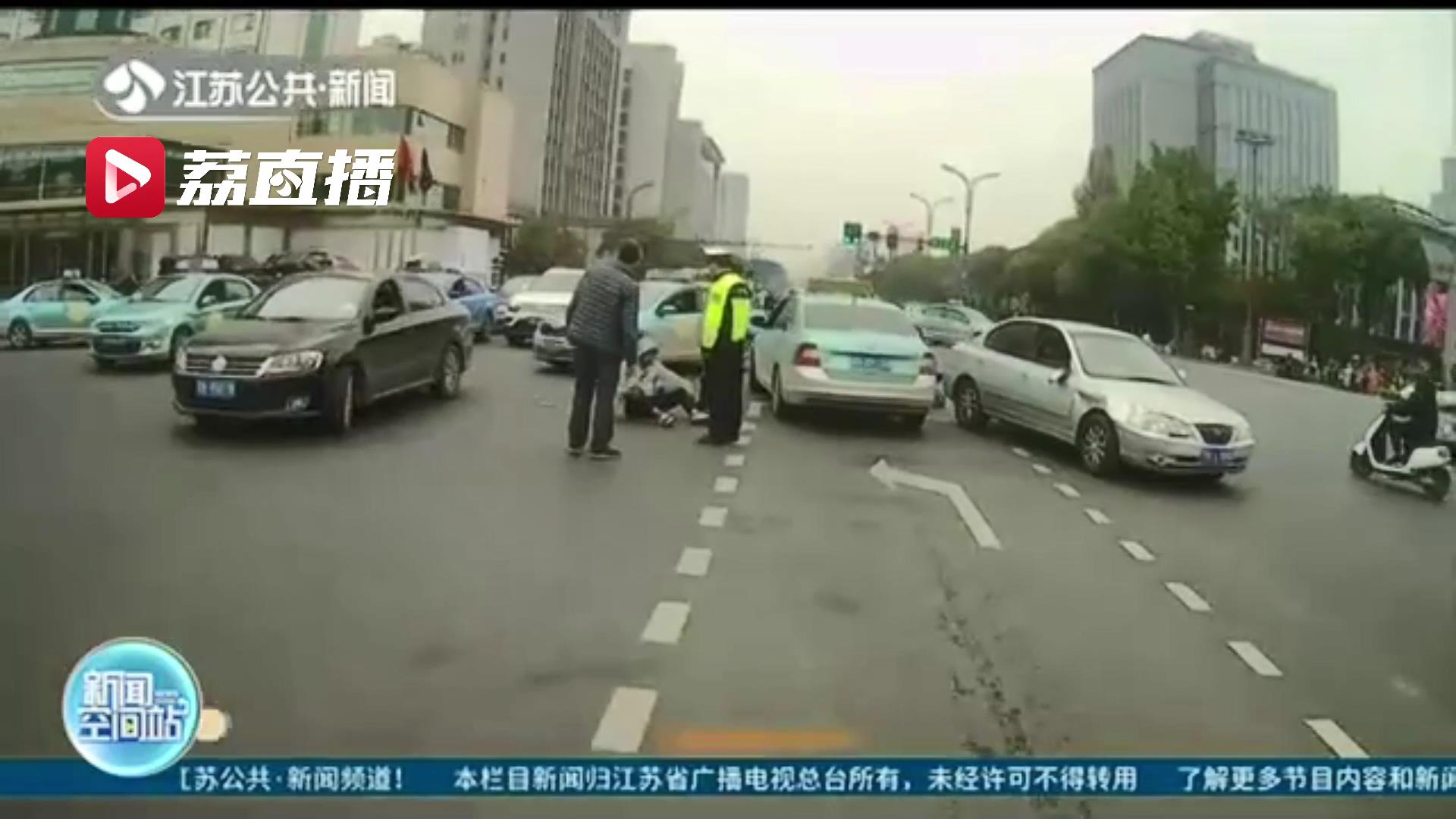 宁等三分，不抢一秒！轿车和电动车双双闯红灯，撞了