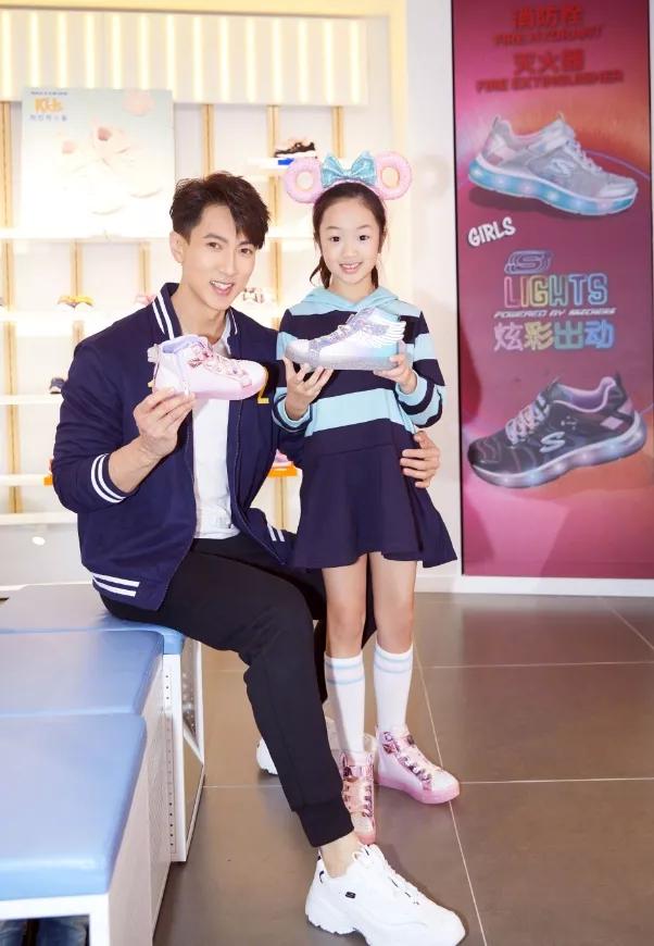 吴尊的女儿在文莱国王面前演奏大提琴，独立勇