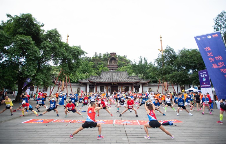 跑遍中国-2021荣县大佛半程马拉松鸣枪开跑