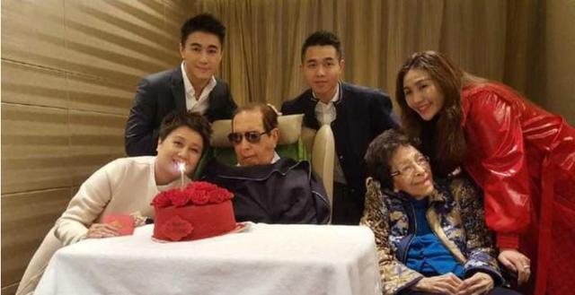 98岁赌王何鸿燊官宣离世，4个老婆十多个孩子，