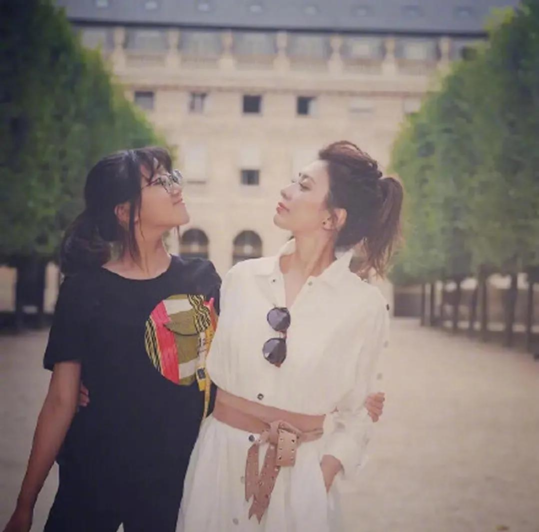 贾静雯大女儿晒三姐妹合照，吐舌卖萌好可爱，但bo妞脸上妆超抢镜