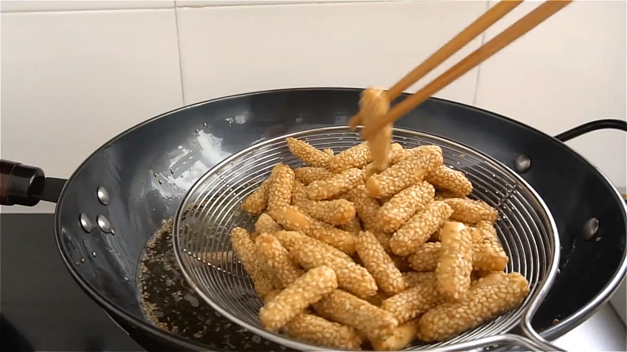 想吃芝麻酥條，教你最簡單的做法，幾塊錢能做一大籃，香酥爽脆