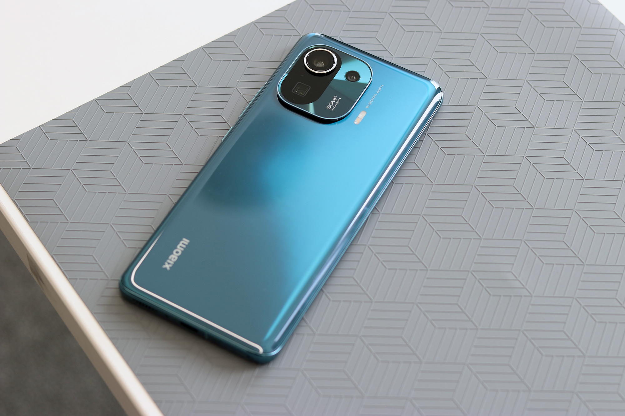 小米11 Pro简评：安卓机皇，优缺点并存，仍超华为旗舰