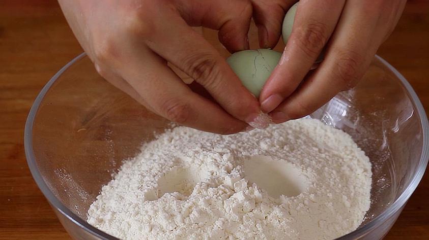 1碗面粉，2个鸡蛋，教你做油条，金黄酥脆，比买的还好吃