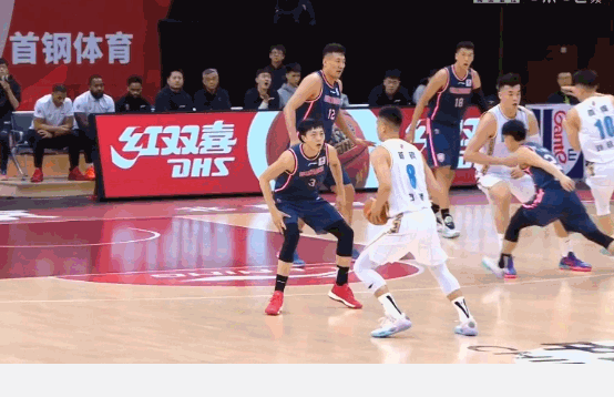 Du Feng is hurt repeatedly 2 will! Genu of Liu dawn Yu Fei carries Du Runwang crotch on the head, the judgment blows Guangdong to foul, he still is laughing