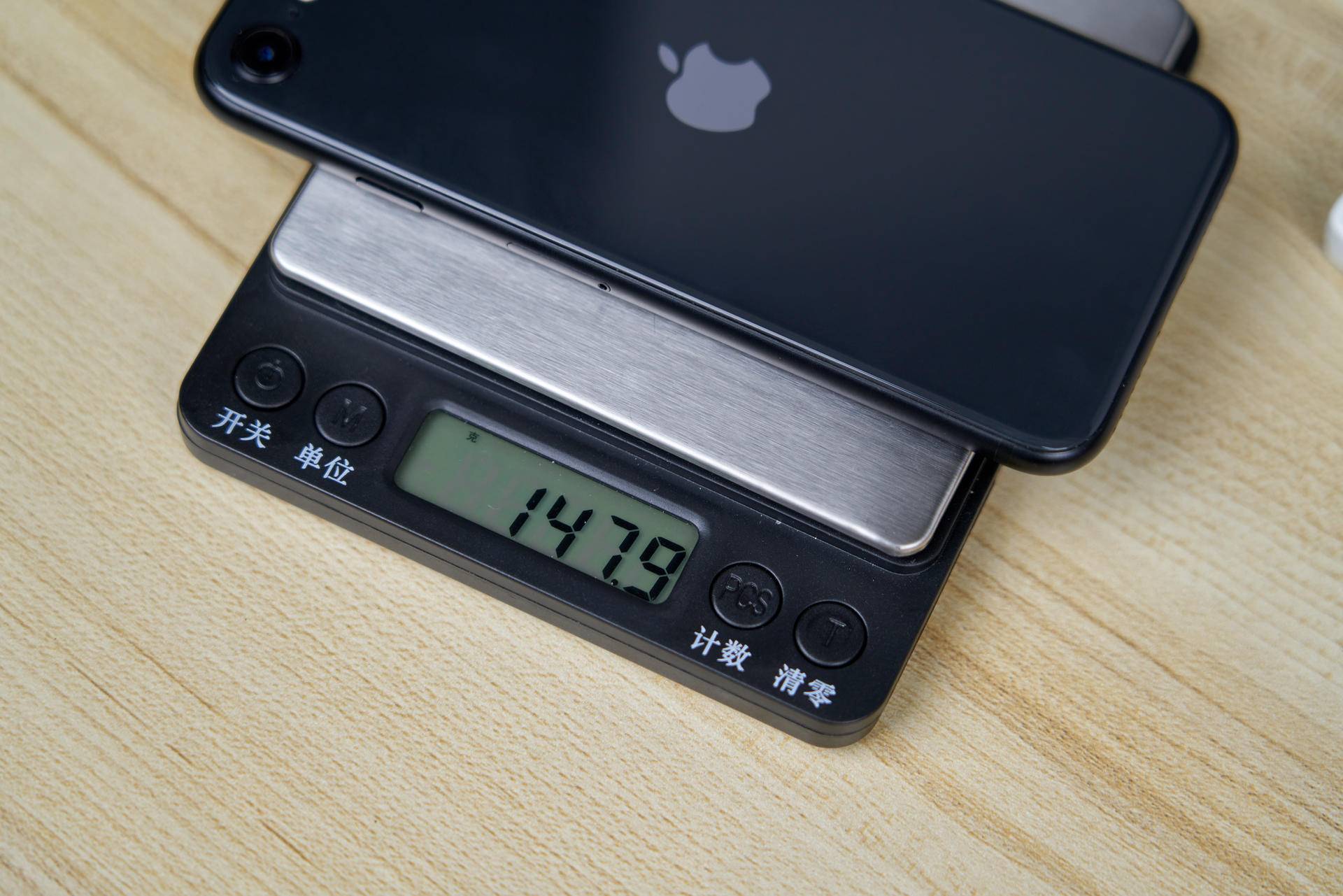 新iPhone SE一周体验测评，还有谁会买一款“翻芯机”？