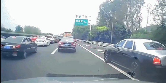 “他赔不起，应该让我！”劳斯莱斯恶意别车6次，占应急车道结果