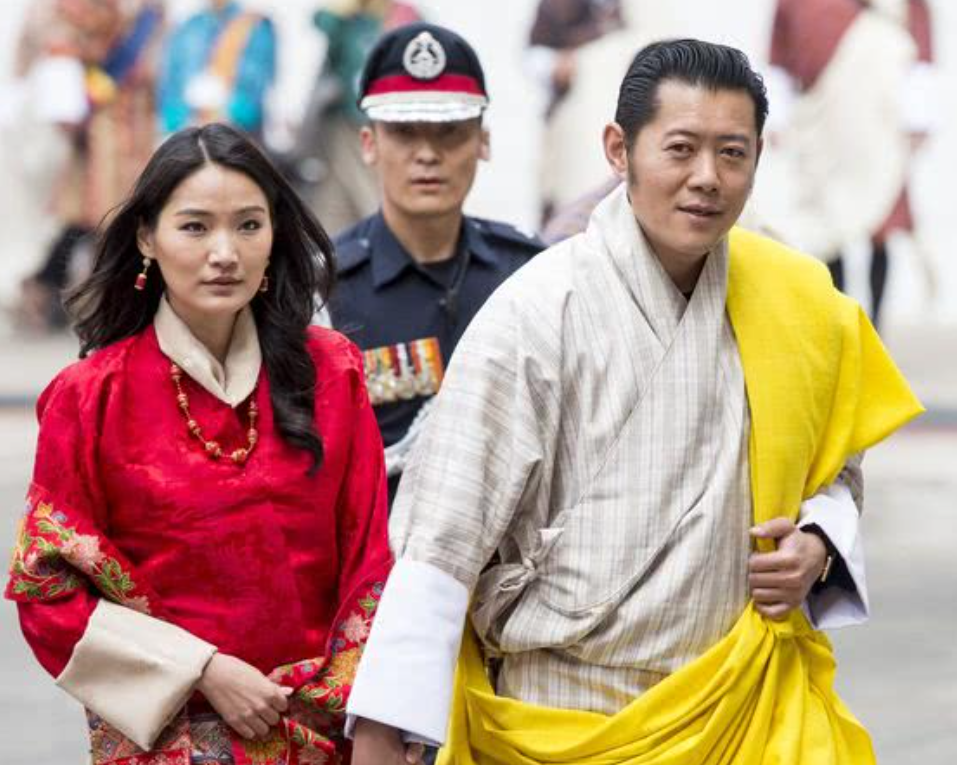 29岁不丹王后怀二胎后地位倍增，国王全程搀扶，太王太后帮看孩子