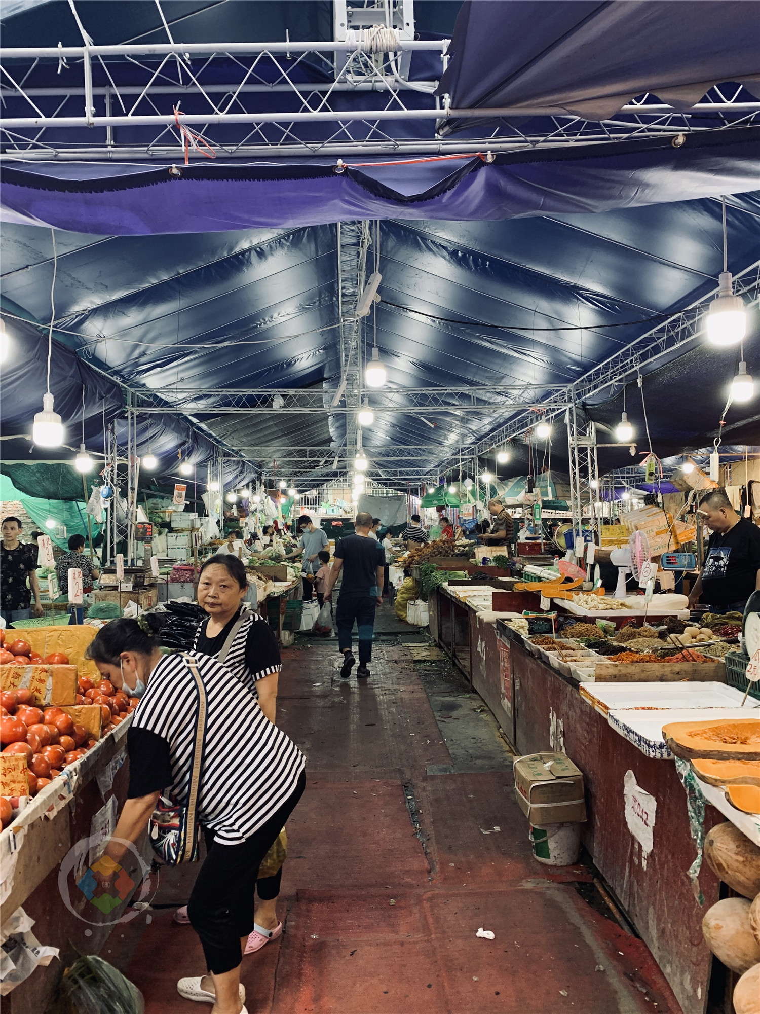 解放碑背后的老重庆：鲁祖庙菜市场，是山城市井文化的真实写照