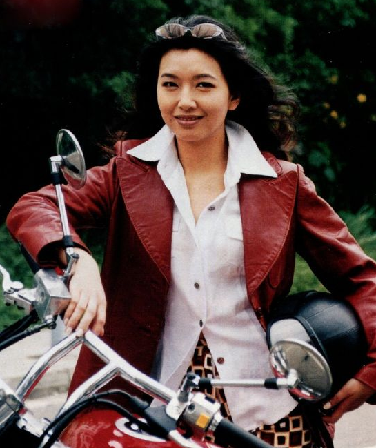 江珊：閃婚震驚一時，與靳東姐弟戀5年，如今54歲卻依舊美如少女