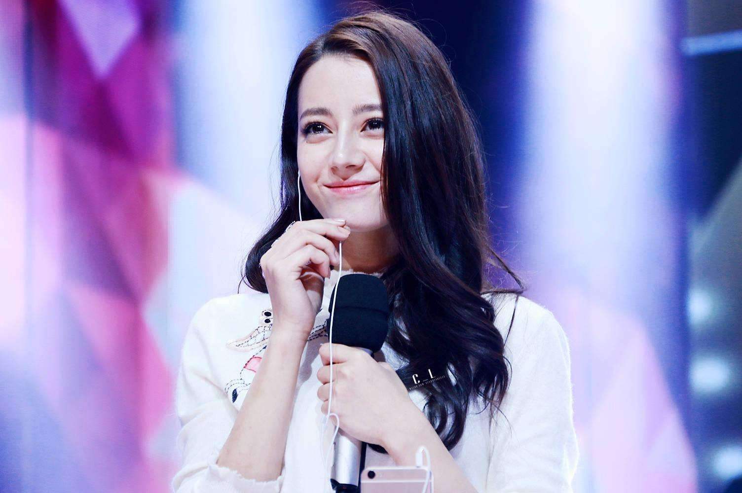 迪丽热巴“素颜憔悴”现身医院，拍戏录综艺连轴转，身体亮红灯