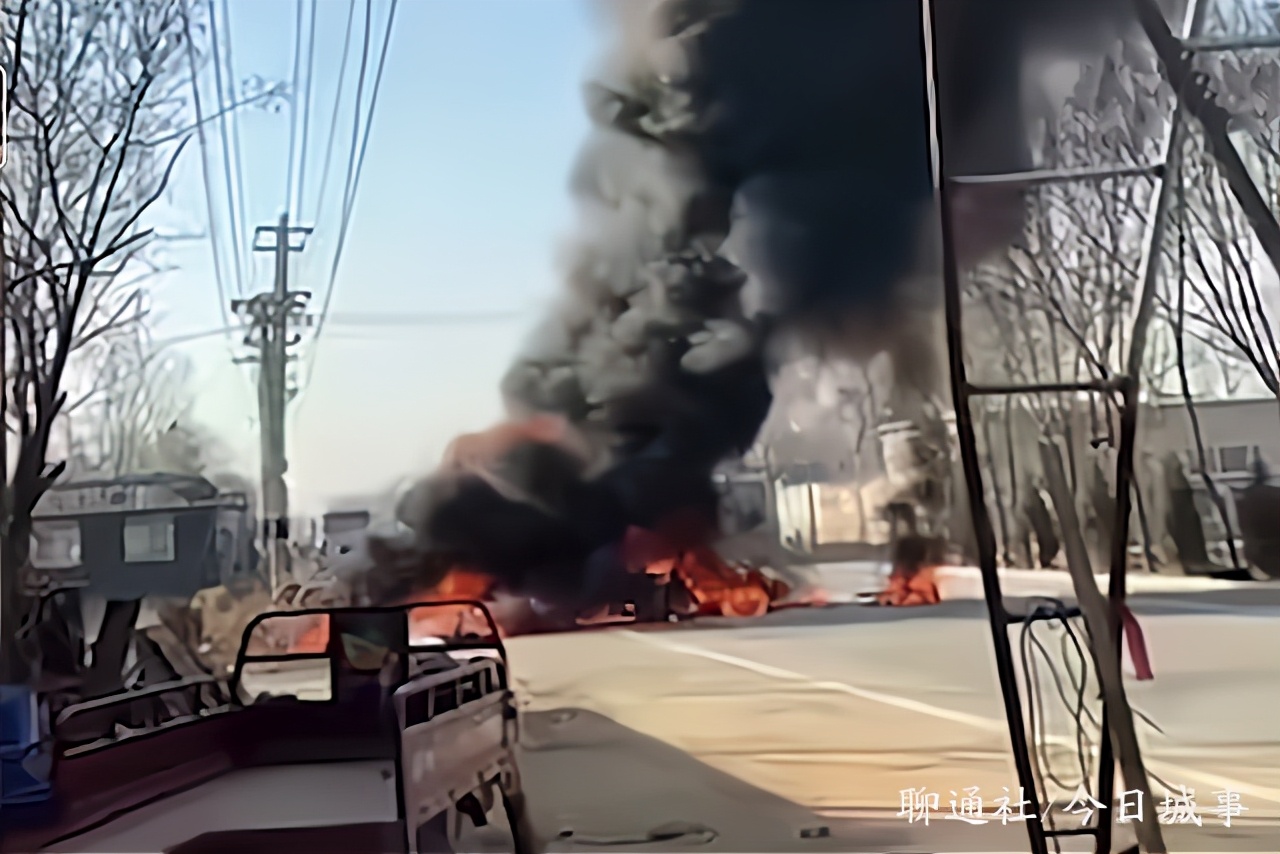 莘县一辆装有废品的三轮车突然起火，停靠路边的公交车遭了殃-聊城头条