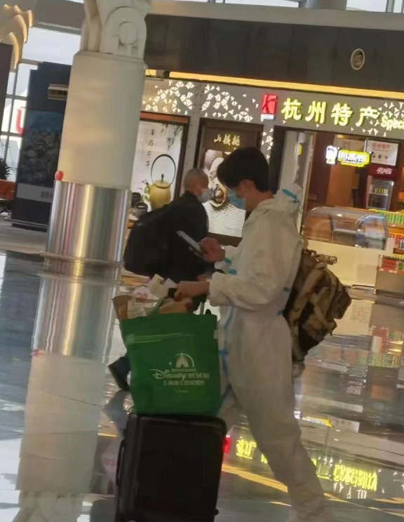 網友機場偶遇吳尊，穿防護​​服難擋帥氣，用購物袋裝行李超接地氣