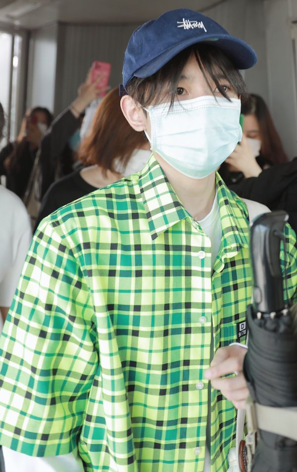 有种“整容”叫王源留学归来，看他穿“墨汁裤”的腿，细到我自闭