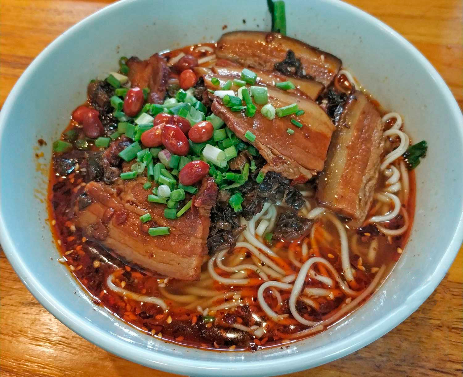 花52元吃重庆四碗“奇面”：15元的烧白面5片肉，北欧面3元最划算