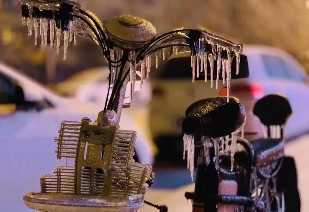 长春上演“冰雪奇缘”，交警演绎“全心守护”！