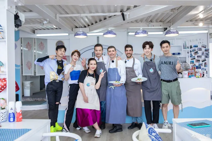娱乐圈塑料姐妹情:钱可以一起挣,饭可以一起吃,但老娘必须最美